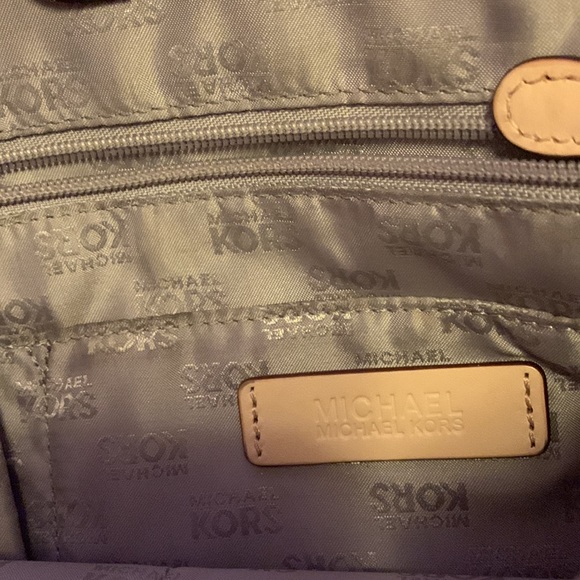 Michael Kors bag slitty used not to big not yo small. - Picture 3 of 6